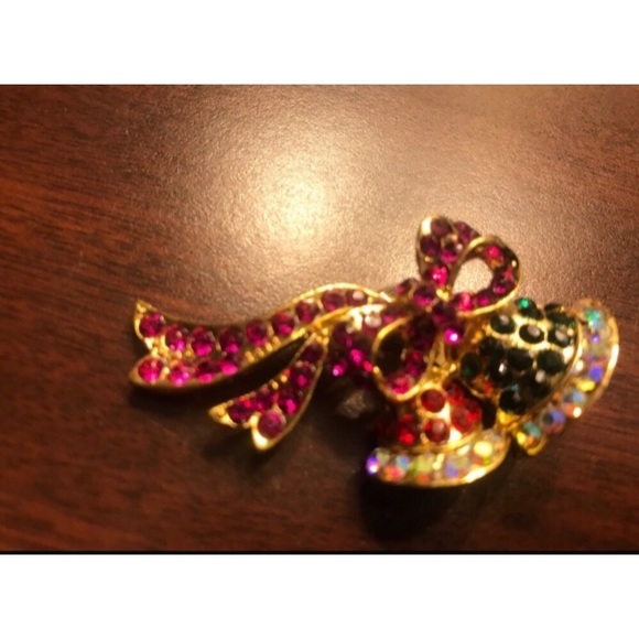 💗 Jingle Bells Crystal Pin Christmas NEW - Picture 2 of 2